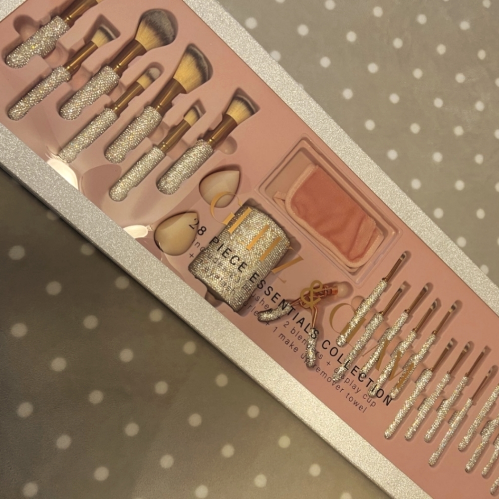 Sold!!!! Glitz & Glam 28 piece Essentials collection Brush Set !! SOLD!!